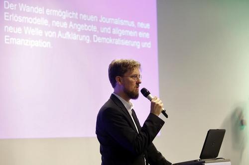 This year's speaker, Dr. Christian Humborg, member of the commitee of trustees of CORRECTIV holds talks about the topic "between rse and fall- media in between platform capitalism"