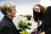 Würdigung von Prof. Dr. Barbara Baerns zum 80. Geburtstag. Prof. Dr. Juliana Raupp überreicht die Blumen.