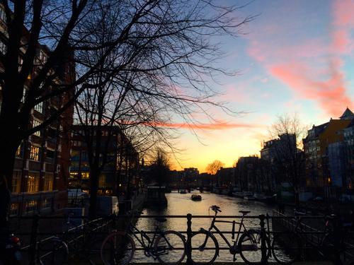 Gracht in Amsterdam bei Sonnenuntergang