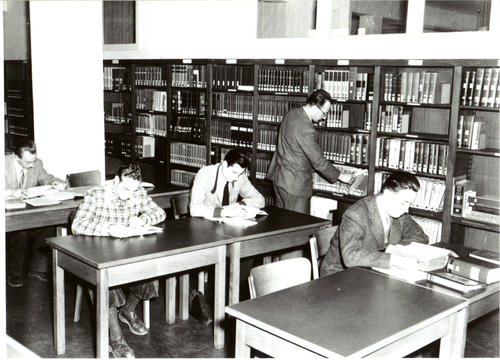 Lesesaal der Bibliothek der Deutschen Hochschule für Politik in den 1950er Jahren.