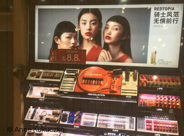 Schönheitsprodukte einer chinesischen Kosmetikfirma zum Verkauf in einem Einkaufszentrum in Chengdu