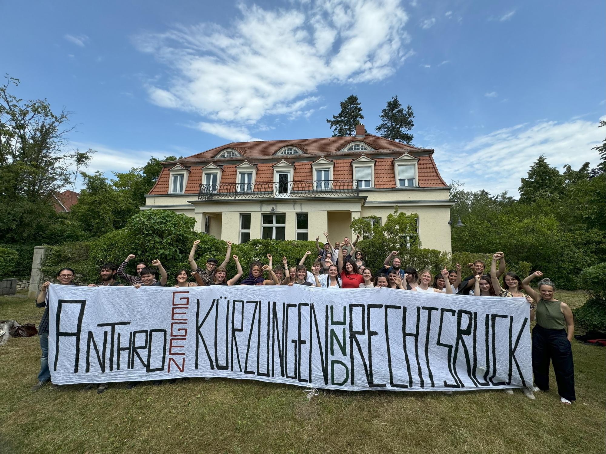 "Anthro against cuts and right-wing shift": Students and staff at the Institute of Social and Cultural Anthropology unveil a protest banner, Image credit: FSI IfSKA