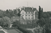 Exterior view of Boltzmannstraße 3 from 1952 (location of the institute between 1948 and 1950)