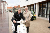 Rob Kerr, Peter Garforth with an e-bike  © Georg Hubmann