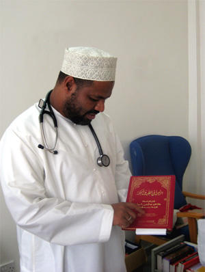 Ein Arzt auf Zanzibar bei der Diagnose-Findung