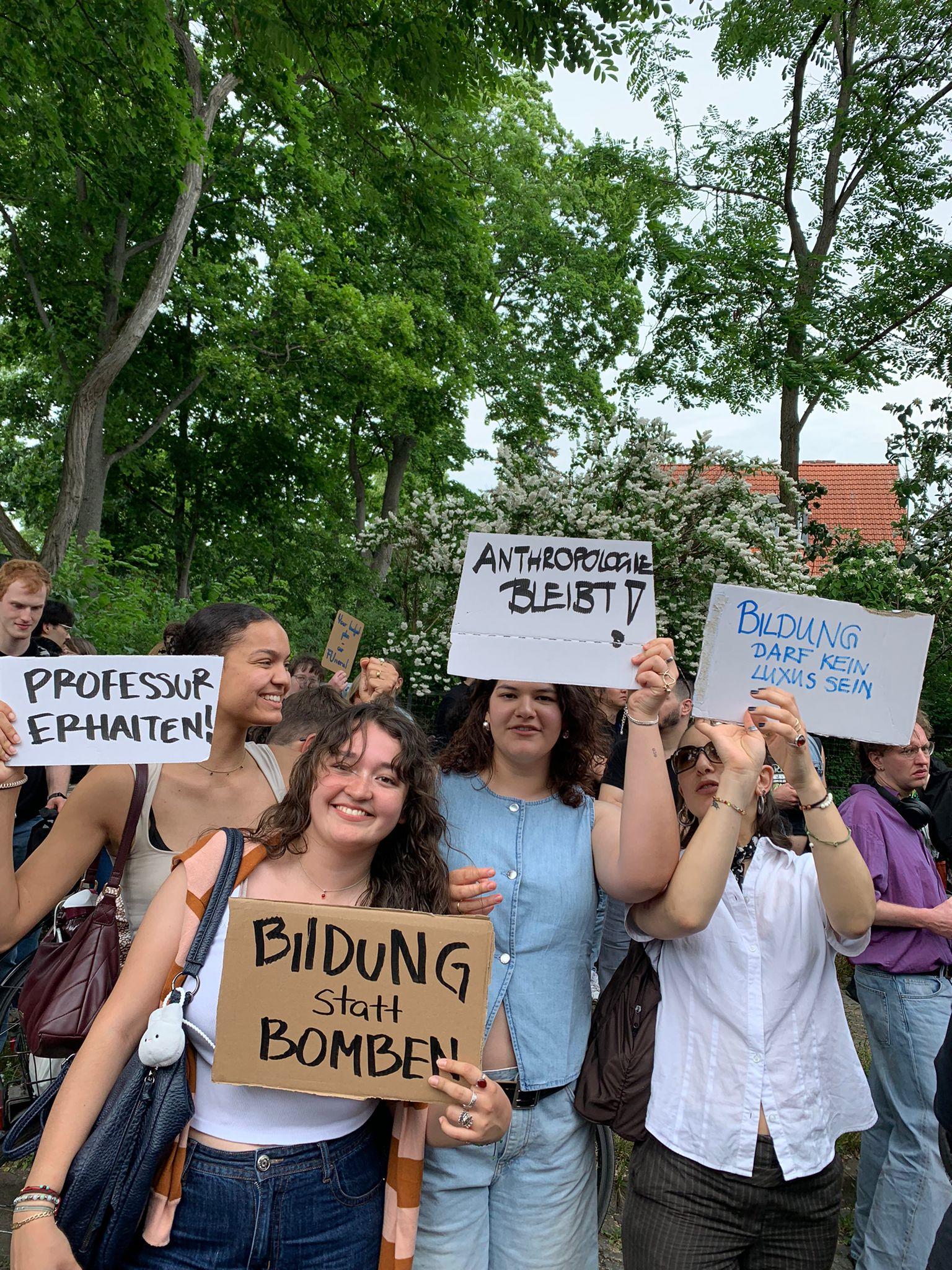 Studierende des IfSKA demonstrieren gegen den Wegfall der 3. Professur und die Gefährdung ihrer Studiengänge