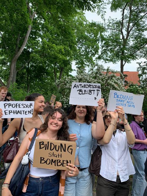Students of the IfSKA protest against the elimination of the third professorship and the threat to their degree programs