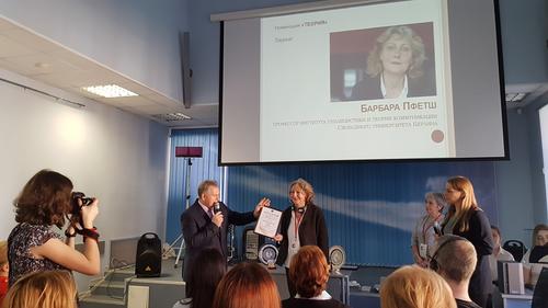 Prof. Barbara Pfetsch erhält den Neva Award für Kommunikationstheorie