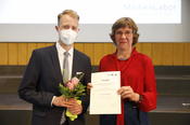 Prof. Dr. Margreth Lünenborg und Carl Winterhagen, einer der Preisträger für den Preis des Medienlabors