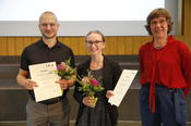 Prof. Dr. Margreth Lünenborg und Frederik Thieme und Hilde Kraatz, Preisträger:innen für die besten Bachelorabschlüsse
