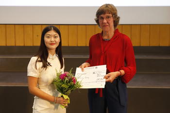 Prof. Dr. Margreth Lünenborg und Baoning Gong, Preisträgerin für die beste Masterarbeit