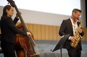 Das Duo Jazz & Me sind Berit Jung (Kontrabass) und Florian Heidtmann (Saxophon)
