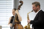 Das Duo Jazz & Me sind Berit Jung (Kontrabass) und Florian Heidtmann (Saxophon).