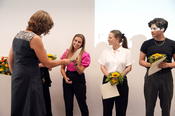 Julia Uffeln, Joana Becker und José-Luis Amsler (v.l.n.r.) erhalten Anerkennungspreise für die besten BA-Abschlüsse.