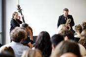Das Duo Jazz & Me sind Berit Jung (Kontrabass) und Florian Heidtmann (Saxophon)