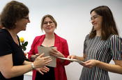 Die Promovierten Vivien Benert und Franziska Martini