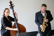 Das Duo Jazz & Me sind Berit Jung (Kontrabass) und Florian Heidtmann (Saxophon)