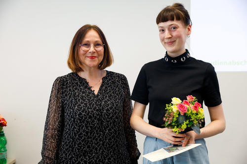Prof. Dr. Juliana Raupp mit Kira Welker, die den Anerkennungspreis für die beste Bachelorarbeit erhielt.