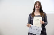 Elisabeth Gerling erhält den Anerkennungspreis für die beste Masterarbeit