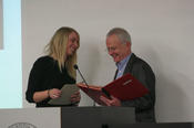 Preisträgerin Lea Gschwind mit Prof. Dr. Hans-Jürgen Weiß (Vorstand der Freunde der Publizistik)