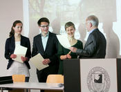 Auszeichnung der besten BA-Abschlüsse: Sophie Haderer, Christoph Rosenthal und Regine Schwab (v.l.)