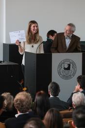 Preisträgerin Hanna Pfüller und Prof. Dr. Hermann Haarmann