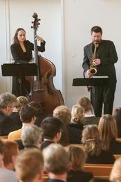 Musikalische Begleitung durch das Duo "Jazz & Me" (Berit Jung am Kontrabass und Florian Heidtmann am Saxophon)