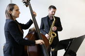 Musikalische Begleitung durch „Jazz & Me“ (Berit Jung, Kontrabass, Florian Heidtmann, Saxophon)