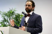Den Festvortrag hielt Dr. Florian Töpfl, der seit kurzem eine Emmy Noether-Nachwuchsgruppe am Institut leitet.