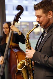 Jazz & Me sind Berit Jung (Kontrabass) und Florian Heidtmann (Saxophon).