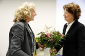 Prof. Dr. Barbara Pfetsch dankt der diesjährigen Festrednerin