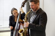 Das Duo Jazz & Me sind Berit Jung (Kontrabass) und Florian Heidtmann (Saxophon)