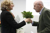 Verabschiedung von Honorarprofessor Dr. Rudolf Großkopff. Prof. Dr. Barbara Pfetsch überreicht die Blumen.