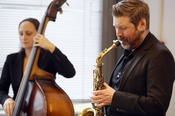 Das Duo Jazz & Me sind Berit Jung (Kontrabass) und Florian Heidtmann (Saxophon)