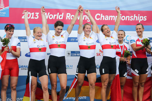 Jubelstimmung bei den deutschen Ruderfrauen nach dem finalen Rennen im südkoreanischen Chungju. Julia Richter (4. v. rechts) freut sich sichtlich über den souveränen Sieg des Frauen-Doppelvierers.