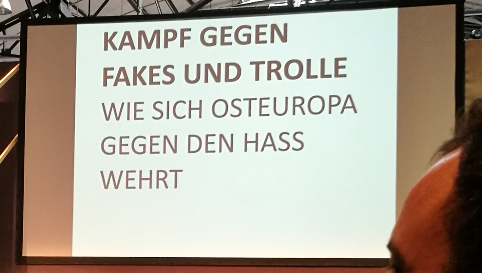 Kampf gegen Fakes und Trolle