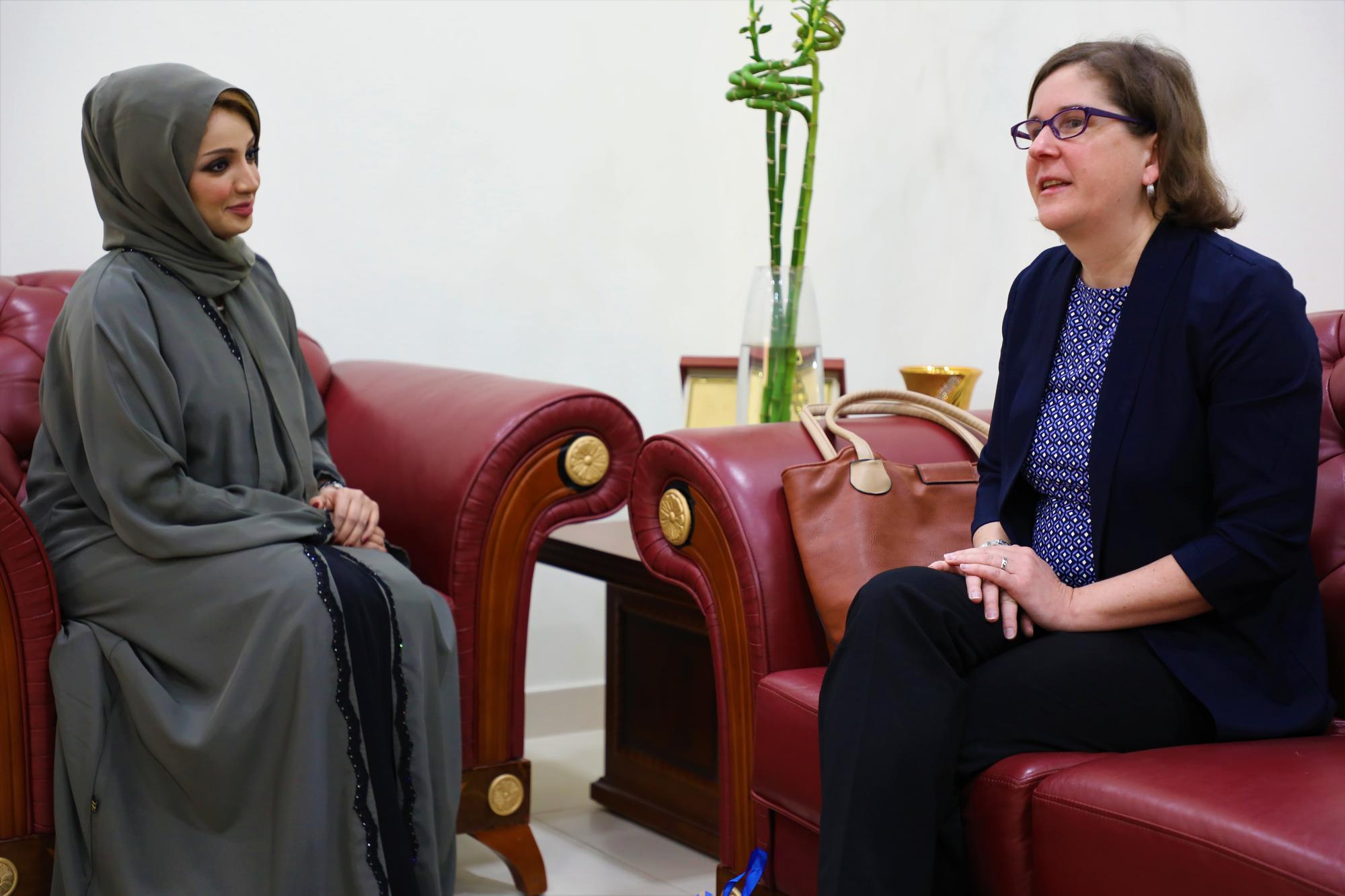 Prof. Dr. Carola Richter im Gespräch mit der College-Chefin Dr. Modi Juma Al Ghailani