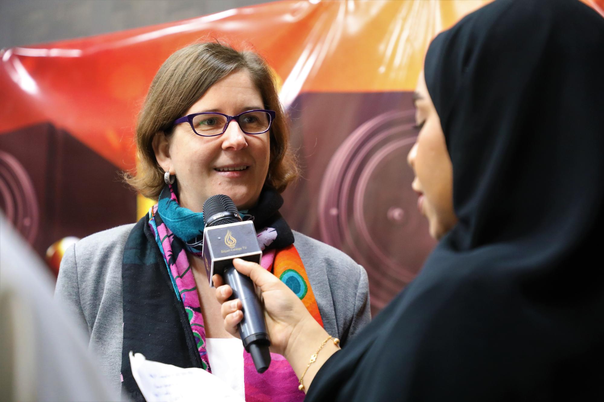 Interview für das College-Fernsehen