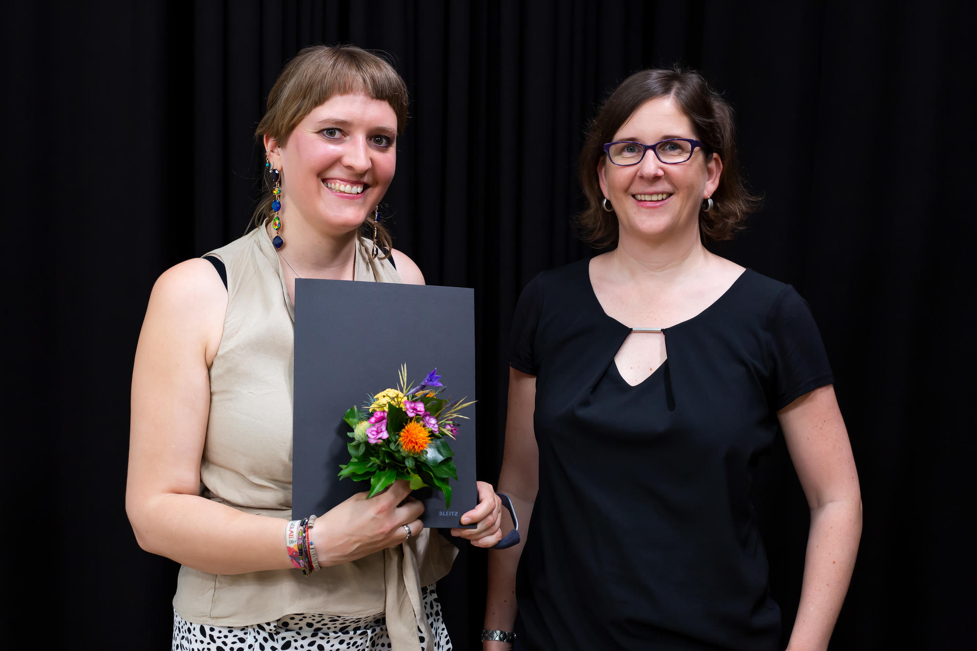 Die Zweitplatzierte des medius-Preises Elena Frense mit Lautatorin Carola Richter