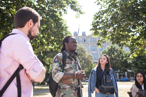 Talking with Mustafa about the occupation of Oranienplatz and Gerhard-Hauptmann-Schule (c) Maya Röttger