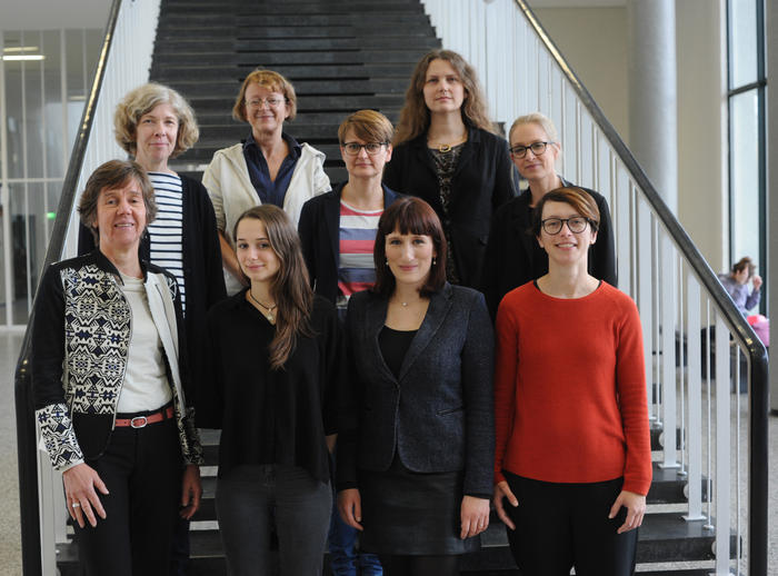 Von links nach rechts: Prof. Dr. Margreth Lünenborg, Claudia Hübner, Anja Kretschmer, Shari Adlung, Dr. Tanja Maier, Ann-Kristin Grobe, Dr. Saskia Sell, Claudia Töpper, Dr. Laura Sūna. Nicht auf dem Bild: Marten Brehmer.
