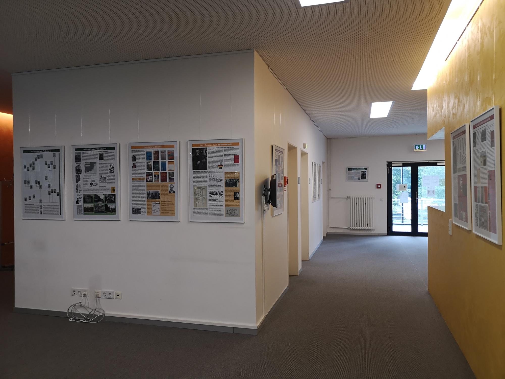 Die Ausstellung im Foyer (1. OG)