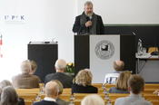 Prof. Dr. Alexander Görke, Dekan des Fachbereichs Politik- und Sozialwissenschaften, begrüßt die Gäste.