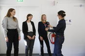 Maria Löblich bedankt sich bei den Masterstudentinnen Theresa Hein, Malina Illenberger und Caroline Brückner (v.l.n.r.) für den von ihnen produzierten Film zur Institutsgeschichte um 1968.