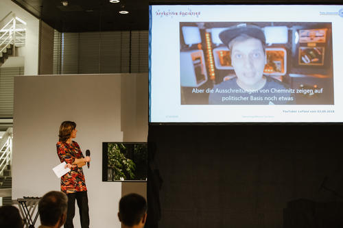 Prof. Dr. Margreth Lünenborg at the Science Slam 2019