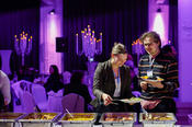 Lilith Blöbaum und Anselm Denfeld (studentische Mitarbeitende des Instituts) am wohlverdienten Buffet beim Konferenzdinner