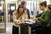 Fleißige Mitarbeiter:innen des Instituts beim Get Together