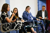 Rebecca Ciesielski, Sandra Wachter, Andreas Jungherr und Christoph Neuberger bei der Podiumsdiskussion zu KI und digitaler Öffentlichkeit