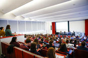 Ein voll besetzter Hörsaal beim Podium zu KI und digitaler Öffentlichkeit
