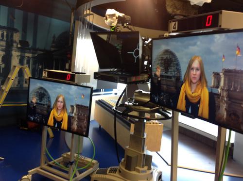 Live aus dem Hauptstadtstudio der ARD – die russische Journalistikstudentin Elena Nikulicheva übt sich als Auslandskorrespondentin.